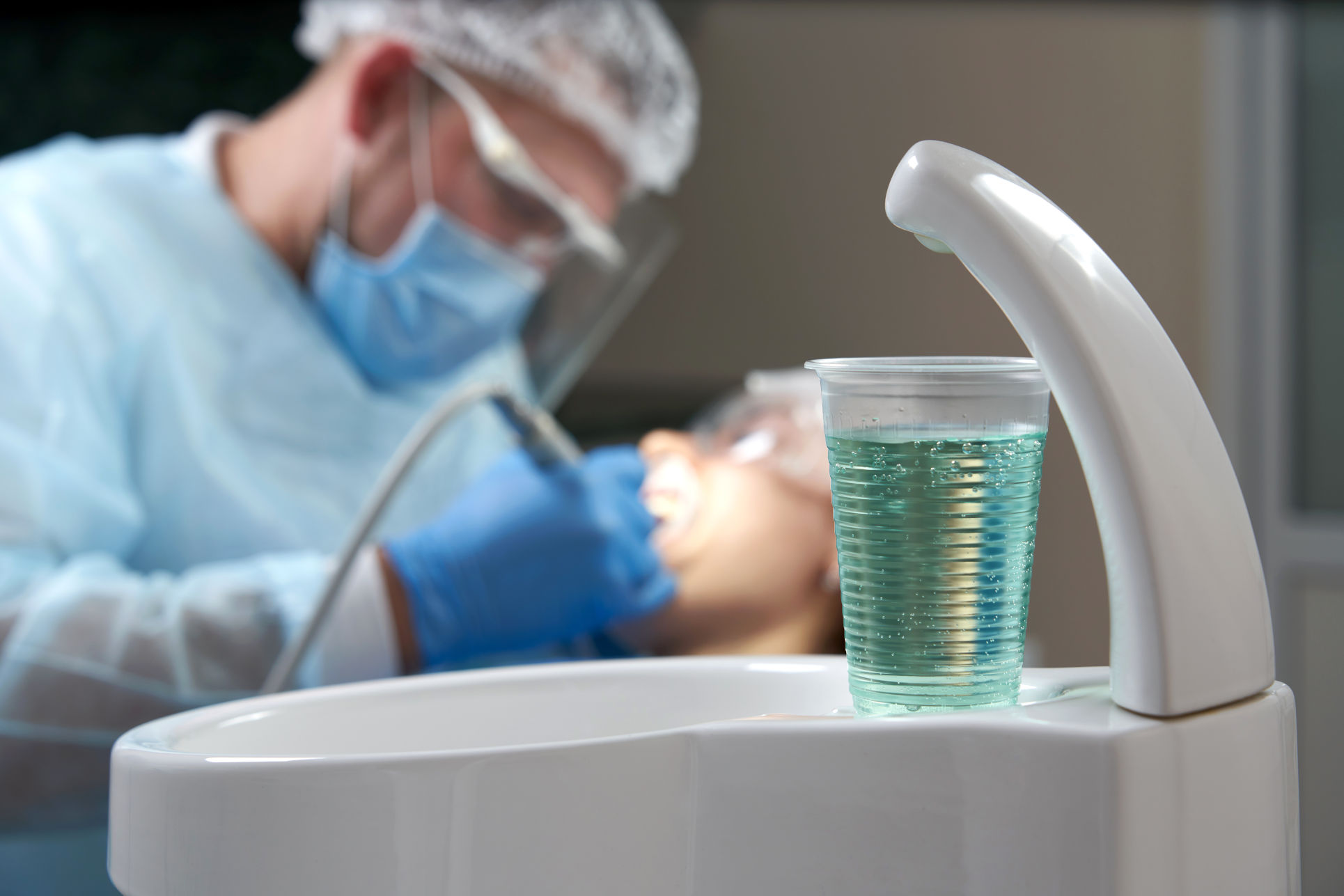 Goût métallique dans la bouche : causes et quand s'inquiéter
