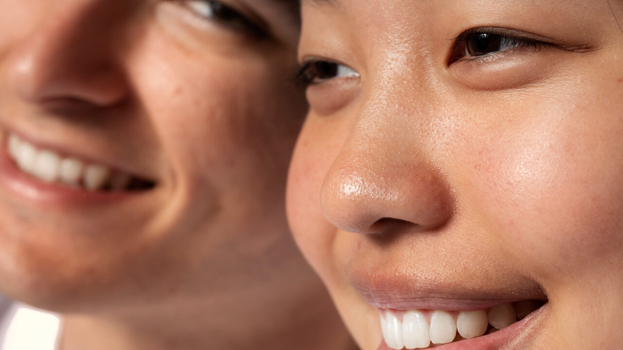 Deux sourires de face, dents alignées, sans appareil métallique visible