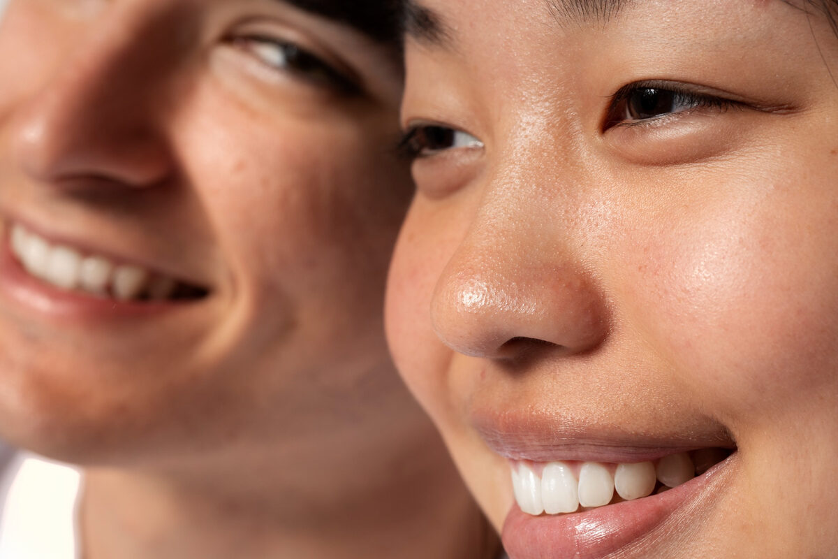 Deux sourires de face, dents alignées, sans appareil métallique visible