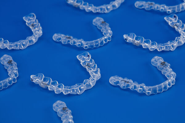 Une serie d'aligneurs de marque Invisalign