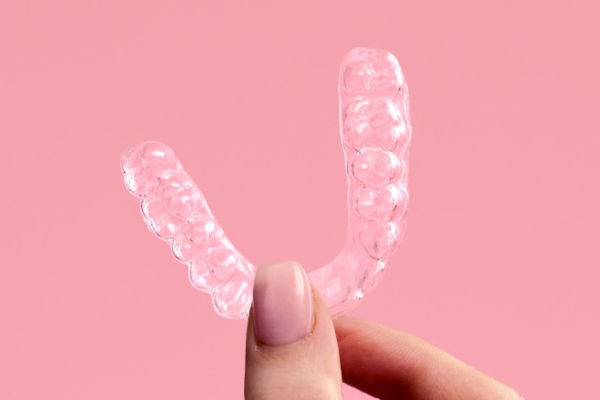 Gouttière dentaire Dr Smile concurrent d'Invisalign